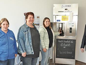 Familie Dietz hat in Bundorf einen Hofladen eröffnet. Zur offiziellen Eröffnung kam Bürgermeister Hubert Endres (rechts), der Klaus Dietz, Theresa Dietz, Christiane Dietz und Julia Dietz zu dem Laden, der ein besonderes Geschäftsmodell hat, gratulierte.