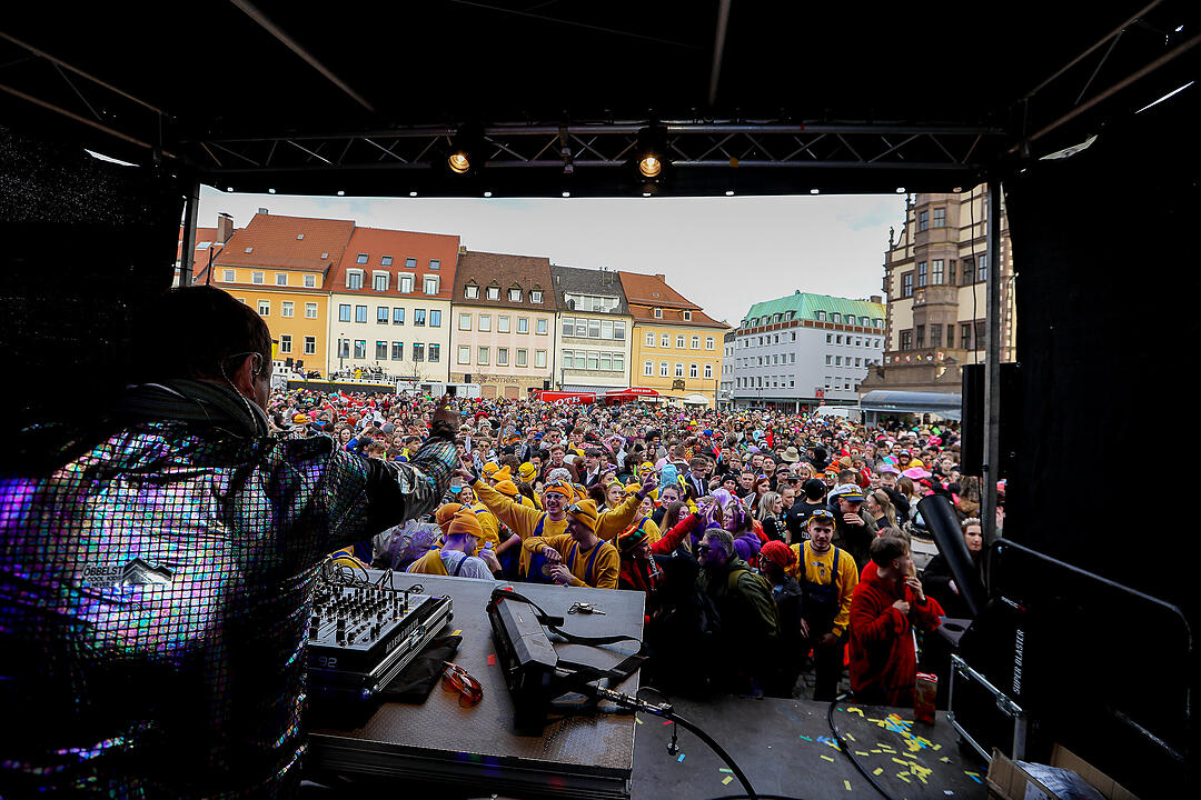 Große Party nach dem Faschingsumzug am Marktplatz.