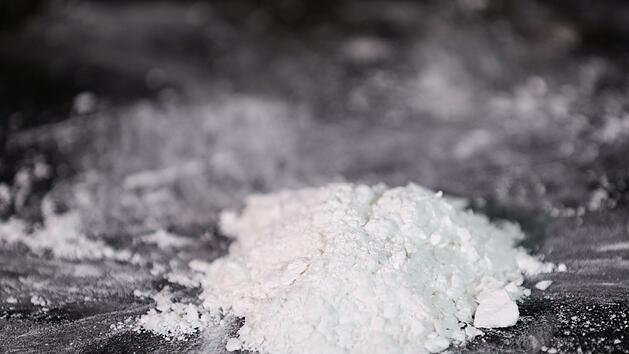 Ein Kilo Koks, verbotene Waffe und Drogengeld: Kontrolle auf A3 im Kreis W&uuml;rzburg f&uuml;hrt zu gro&szlig;em Erfolg