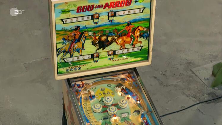 Bally wurde 1932 in Chicago gegründet und stellte bis heute 80 Prozent der Glücksspielautomaten in Las Vegas, so die Expertin: "Das ist besonders in Amerika eine wirklich bekannte Firma." Der Flipper von Volker wurde später von Wulff-Automaten (Berlin) auf den deutschen Betrieb umgestellt, um mit Pfennig und Deutschen Mark spielen zu können.