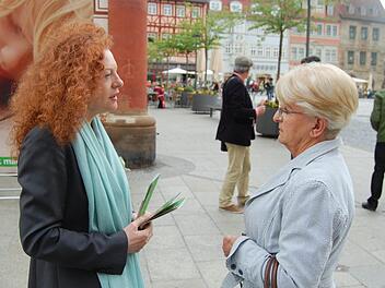 Margarete Bause, Fraktionsvorsitzende der Grünen im bayerischen Landtag, sprach in Coburg gestern Passanten an. Fotos: Oliver Schmidt