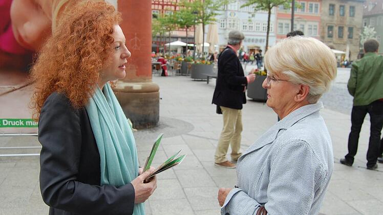 Margarete Bause, Fraktionsvorsitzende der Grünen im bayerischen Landtag, sprach in Coburg gestern Passanten an. Fotos: Oliver Schmidt