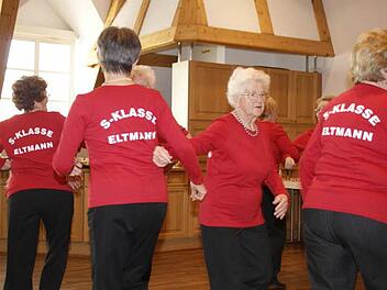Schwungvoll rund geht es bei der Seniorengymnastikgruppe Eltmann schon seit 30 Jahren. Von Beginn an dabei ist Klara Gröschel (2. von rechts). Fotos: sw