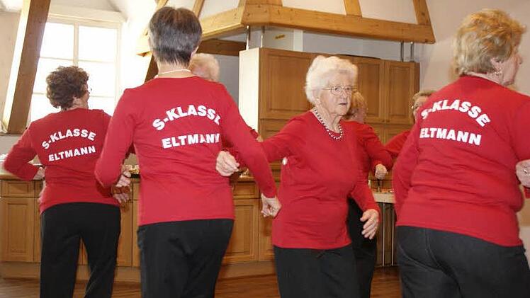 Schwungvoll rund geht es bei der Seniorengymnastikgruppe Eltmann schon seit 30 Jahren. Von Beginn an dabei ist Klara Gröschel (2. von rechts). Fotos: sw