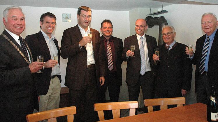 Ein Hoch auf den 40. Geburtstag des CSU-Ortsverband Burgpreppach. Von links Bürgermeister Karlheinz Denninger, Steffen Vogel, Finanzminister Markus Söder, Ortsvereinsvorsitzender Hermann Niediek, Bürgermeister Wilhelm Schneider, Landrat Rudolf Handwerker und Staatssekretär a.D. Albert Meyer. Foto: Schmidt