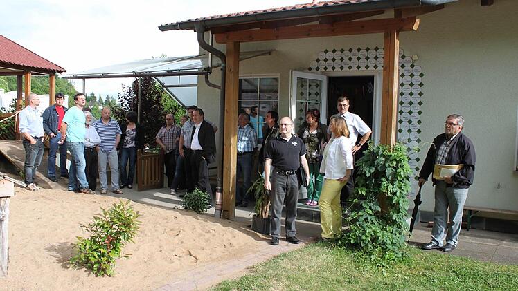 Gemeinderat vor Ort: Der Eingangsbereich des Steinbacher Kindergartens wurde renoviert und wird mit neuen Türen versehen. Die Ebelsbacher Räte sahen sich das Areal an und beschlossen einen Zuschuss.  Foto: may