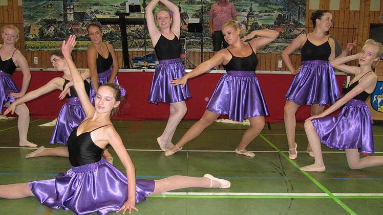 "Rock trifft Klassik" bei den älteren Ballettmädchen.