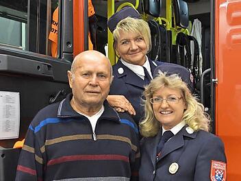 Karl Albert ist seit über 60 Jahren Mitglied bei der Stangenrother Wehr, Uschi Mahlmeister (hinten) und Meggi Höchemer engagieren sich seit 25 Jahren. Nicht im Bild ist Dunja Schlereth, die ebenfalls für ihr Vierteljahrhundert Mitgliedschaft ausgezeichnet wurde. Fotos: Kathrin Kupka-Hahn
