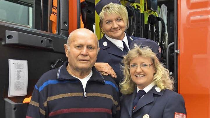 Karl Albert ist seit über 60 Jahren Mitglied bei der Stangenrother Wehr, Uschi Mahlmeister (hinten) und Meggi Höchemer engagieren sich seit 25 Jahren. Nicht im Bild ist Dunja Schlereth, die ebenfalls für ihr Vierteljahrhundert Mitgliedschaft ausgezeichnet wurde. Fotos: Kathrin Kupka-Hahn