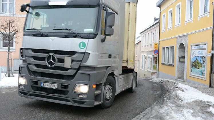 Fußgänger leben im Stadtsteinacher Ortszentrum gefährlich. Vor allem der Lkw-Verkehr schafft große Probleme. Nun wird beraten, wie die Situation entschärft werden könnte. Foto: Dagmar Besand