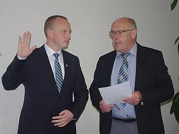 Der neue Steinbacher Bürgrmeister Thomas Löffler wird von Drittem Bürgermesiter Klaus Neubauer vereidigt. Foto: Heike Schülein