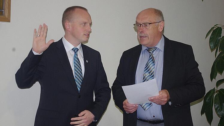 Der neue Steinbacher Bürgrmeister Thomas Löffler wird von Drittem Bürgermesiter Klaus Neubauer vereidigt. Foto: Heike Schülein
