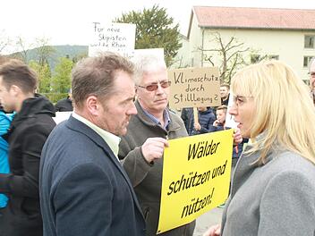 Diese Szene dürfte sich heute wiederholen, wenn Umweltministerin Ulrike Scharf (hier bei einer Demo in Burglauer) nach Stangenroth kommt. Demonstrationen sind angemeldet - für und gegen den Nationalpark Rhön. Auch im Bayerischen Wald gab es vor 47 Jahren anfangs viele Vorbehalte.  Foto: Susanne Will