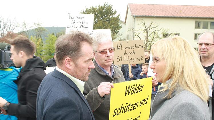 Diese Szene dürfte sich heute wiederholen, wenn Umweltministerin Ulrike Scharf (hier bei einer Demo in Burglauer) nach Stangenroth kommt. Demonstrationen sind angemeldet - für und gegen den Nationalpark Rhön. Auch im Bayerischen Wald gab es vor 47 Jahren anfangs viele Vorbehalte.  Foto: Susanne Will
