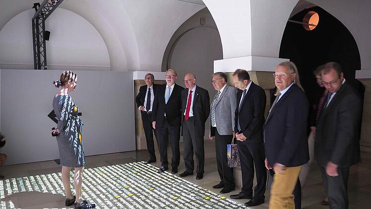 F&uuml;hrung durch die Ausstellung mit der Textprojektion am Ende des Rundgangs Foto: Christoph Winter