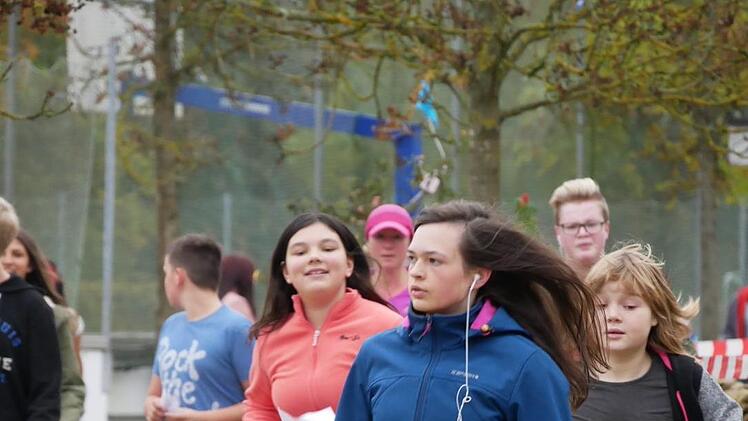 Tolle Beteiligung: 300 Schüler der Mittelschule "Am Moos" sind heuer beim  Spendenlauf  an den Start gegangen.Manja von Nida