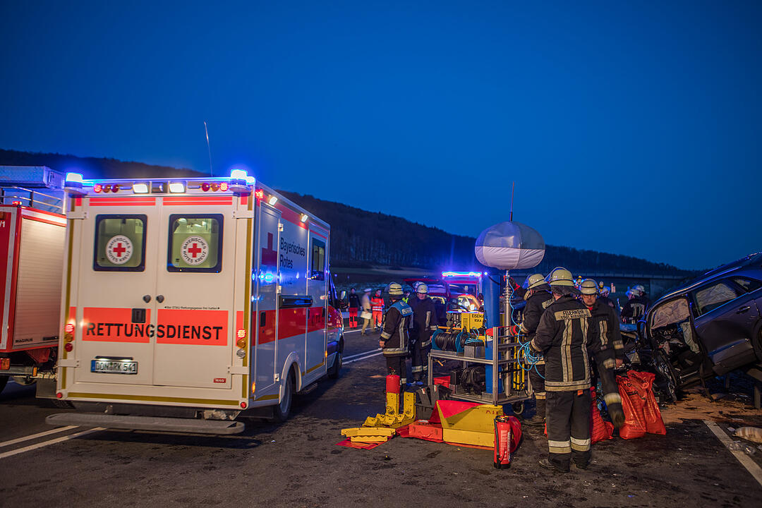 Traurige Unfallbilanz: Ein Toter und sechs zum Teil lebensgefährlich Verletzte