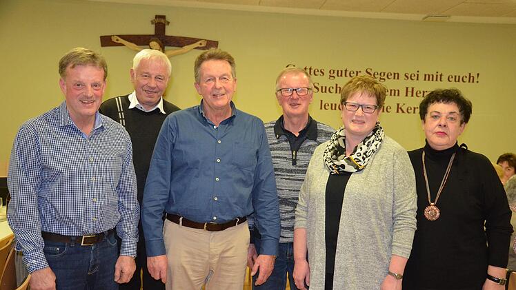 Für  40-jährige Mitgliedschaft hat die KAB Gauaschach folgende Personen geehrt (von links): Reinhard Oswald, Gratulant Pfarrer Edwin Erhardt, Klaus Vollmuth, Hermann Göbel und Anita Kehl. Rechts  Vereinsvorsitzende Maria Weidner.Jana Keul