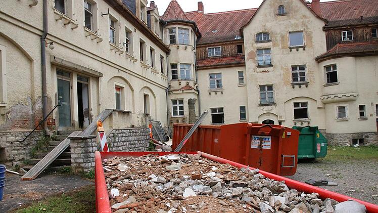 Die Vorarbeiten für die Sanierung haben begonnen. Foto: Jürgen Gärtner