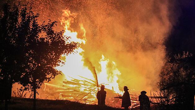 Ein Gro&szlig;aufgebot von Feuerwehrleuten war r&uuml;ckte in der Nacht auf Freitag nach Walsdorf aus. Foto: NEWS5 / Merzbach