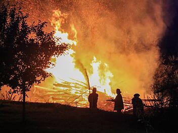 Ein Großaufgebot von Feuerwehrleuten war rückte in der Nacht auf Freitag nach Walsdorf aus. Foto: NEWS5 / Merzbach