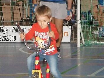 Die Kleinsten kamen überraschend schnell mit dem extra für sie angefertigten Spezialfahrrad zurecht.  Foto: Hans Franz
