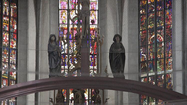 Ein Netz sichert die Gottesdienstbesucher in der Münnerstädter Stadtpfarrkirche. Wann der 2. Bauabschnitt kommt ist offen.Heike Beudert