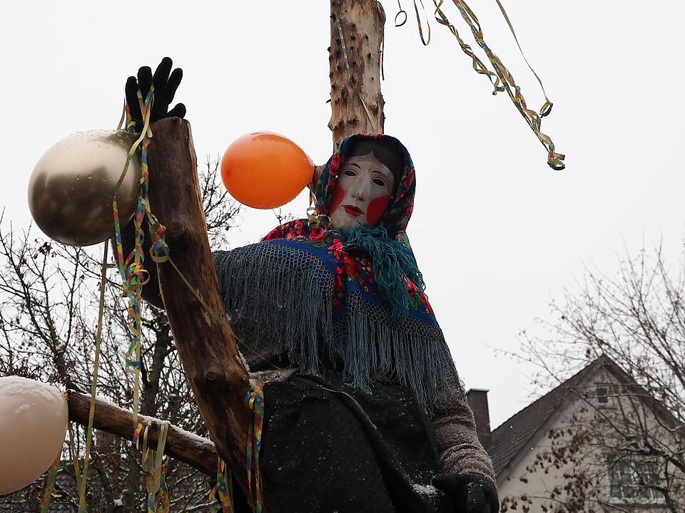 Tausende Besucher beim traditionellen Maskenumzug