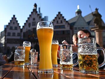 Die deutsche Bierbranche steht mit einem drastischen Markteinbruch von 7 bis 7,5 Prozent im Jahr 2025 vor einer Insolvenzwelle, warnen Experten.