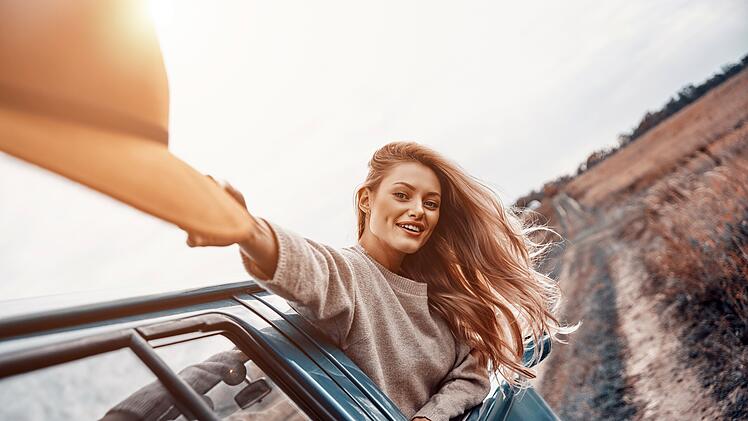 Sch&ouml;ne junge Frau mit Hut, die gl&uuml;cklich aussieht, w&auml;hrend sie eine Reise in einem Minivan genie&szlig;t Sch&ouml;ne junge Frau mit Hut, die gl&uuml;cklich aussieht, w&auml;hrend sie eine Reise in einem Minivan genie&szlig;t  Beautiful young woman carrying hat and looking happy while enjoying road trip in mini van Beautiful young woman carrying hat and looking happy while enjoying road trip in mini van  Camping, Campen, Wohnmobil, Wohnwagen, Urlaub, Caravan, Gas, Gaskartusche, Flasche