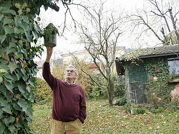Umweltschutz fängt im Garten an: Ulf Zeidler hat auf seinem Grundstück nicht nur ein Vogelhäuschen im Baum, sondern auch eine Voliere für verletzte Tiere. Foto: Arkadius Guzy
