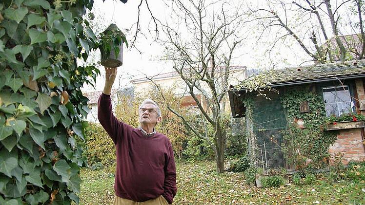 Umweltschutz fängt im Garten an: Ulf Zeidler hat auf seinem Grundstück nicht nur ein Vogelhäuschen im Baum, sondern auch eine Voliere für verletzte Tiere. Foto: Arkadius Guzy