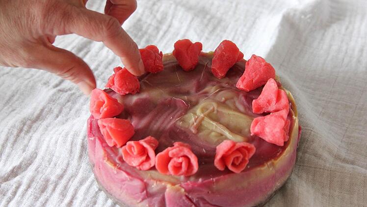 Auf der Kulinea haben Erzeuger am 23. und 24. Februar die Möglichkeit, ihre Produkte zu präsentieren. Margit Ehehalt-Lewin ist mit ihren kreativen Naturseifen dabei, hier ihre Seifentorte. Foto: Katja Kölbl