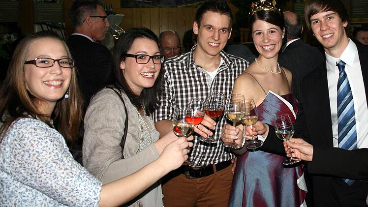 Ihre beste Freundin Sandra Nicola und ihr Freund Benedikt Rüger (rechts) freuten sich mit Melanie über den tollen Empfang. Foto: Pfannes