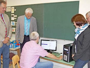 Roland Günther testet den neuen PC. Von Links: Rektor Hans-Jürgen Hanna, Geschäftsführer der Stadtwerke Norbert Kühnl, Nicole Wehner von der Gemeinde und Bürgermeister Gotthard Schlereth.  Foto: Günther Straub