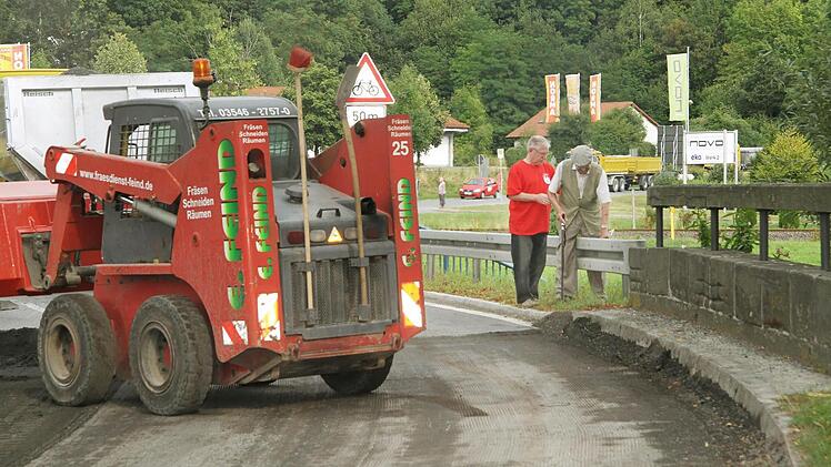 Ein Verbindungsweg entlang der Bundesstraße wäre wünschenswert, sagen Rüdiger Birner und Franz Hebentanz. Doch Bürgermeister Roland Wolfrum sieht keinerlei Chance auf Verwirklichung, denn die Stadt ist für die Bundesstraße nicht zuständig - und außerhalb der Ortschaften werden keine Gehsteige gebaut. Zudem sprechen die technischen Gegebenheiten dagegen. Fotos: Sonja Adam