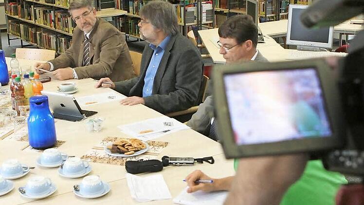 Diskutierten über den Unterricht der Zukunft und die Auszeichnung des Arnold-Gymnasiums als "Referenzschule für Medienbildung (von links): Landrat Michael Busch, Koordinator Jochen Dotterweich und Schulleiter Karlheinz Schoofs. Foto: Thomas Heuchling