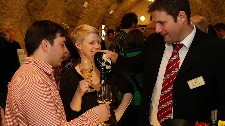 Gelungene Premiere: Stefan Ruppert, Vorsitzender des Weinbauvereins Hammelburg, schenkt zwei Gästen einen seiner Weine ein. Foto: Sebastian Vogler