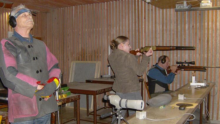 Manfred Schrepfer beobachtet seine Vereinskameraden beim Schießen. Foto: Petra Malbrich