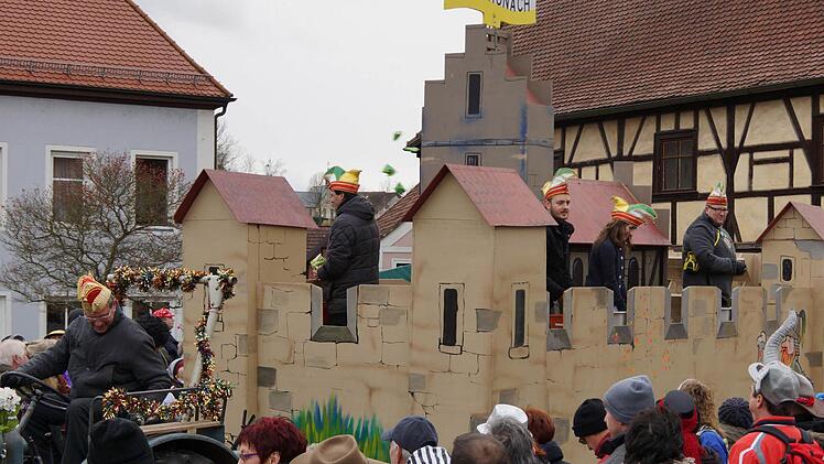 Der Komiteewagen des Ortskulturrings zeigt die Stufenburg.