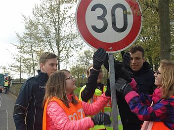 Ausgestattet mit Warnwesten helfen Schülerinnen beim Aufbau einer Straßenkontrolle mit. Foto: Stefan Geiger