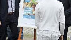 Oberbürgermeister Florian Janik (rechts) und Christian Frank machen Werbung für die Genuss-Reise in Erlangen und der näheren Umgebung. Foto: Michael Busch
