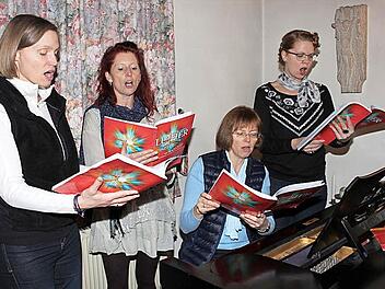 Sechs Frauen aus dem Reichen Ebrachgrund werden im März in München beim Pop-Oratorium "Luther" mitsingen. Zwei fehlen bei dieser Probe im Gemeindehaus Mühlhausen. Im Bild: Claudia Riege, Bettina Schatz, Ingrid Geyer und Tiffany Geier (von links) Foto: Evi Seeger