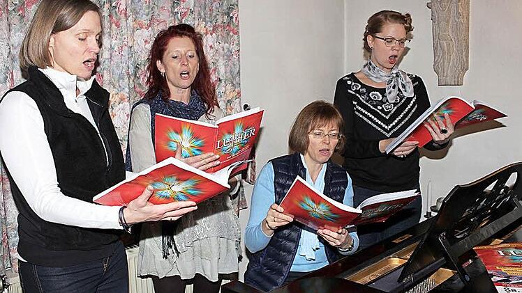 Sechs Frauen aus dem Reichen Ebrachgrund werden im März in München beim Pop-Oratorium "Luther" mitsingen. Zwei fehlen bei dieser Probe im Gemeindehaus Mühlhausen. Im Bild: Claudia Riege, Bettina Schatz, Ingrid Geyer und Tiffany Geier (von links) Foto: Evi Seeger