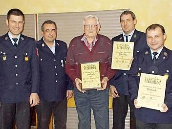 F&uuml;r 60 Jahre in der Feuerwehr wurde Ludwig Hellmuth (Mitte) geehrt. Mit im Bild (von links) Kommandant Stefan H&uuml;mmer, Vorsitzender Thomas Waidhas sowie Michael Dietz und Frank George, die beide seit 25 Jahren aktiv sind.  Foto: Ernst Eiermann