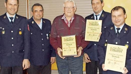 F&uuml;r 60 Jahre in der Feuerwehr wurde Ludwig Hellmuth (Mitte) geehrt. Mit im Bild (von links) Kommandant Stefan H&uuml;mmer, Vorsitzender Thomas Waidhas sowie Michael Dietz und Frank George, die beide seit 25 Jahren aktiv sind.  Foto: Ernst Eiermann
