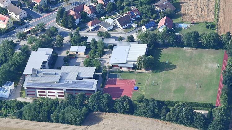 Knapp 38 Millionen Euro investiert der Landkreis Bamberg von 2017 bis 2020 in die Schulen: Vor allem die Erweiterung der Realschulen in Scheßlitz und Hirschaid (im Bild) schlagen in den kommenden Jahren zu Buche.  Foto: Ronald Rinklef/Archiv