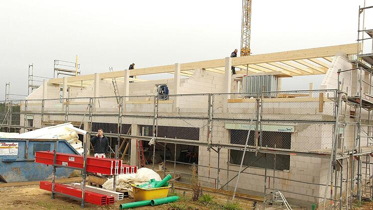 Im Mai wurde mit dem Bau der Thurnauer Tagespflegeeinrichtung begonnen, am Montag wird Richtfest gefeiert. Das Investitionsvolumen beläuft sich auf rund 1,75 Millionen Euro.Peter Müller