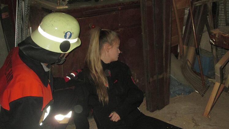 Ein Feuerwehrmann kümmert sich um eine vermisste Jugendliche, die medizinische Hilfe braucht. Foto: Winfried Ehling