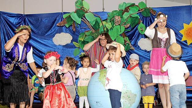 Die Krippenkinder tanzten um die "blaue Erdkugel". Sie soll bewahrt werden, damit die Menschen eine Zukunft haben, fordern die Kinder.  Foto: gg